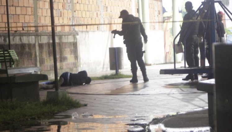 La escena fue custodiada por uniformados de la Policía y del Ejército.