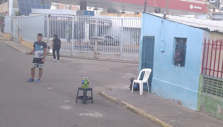 vendedores ambulantes ofrecen gasolina embotellada