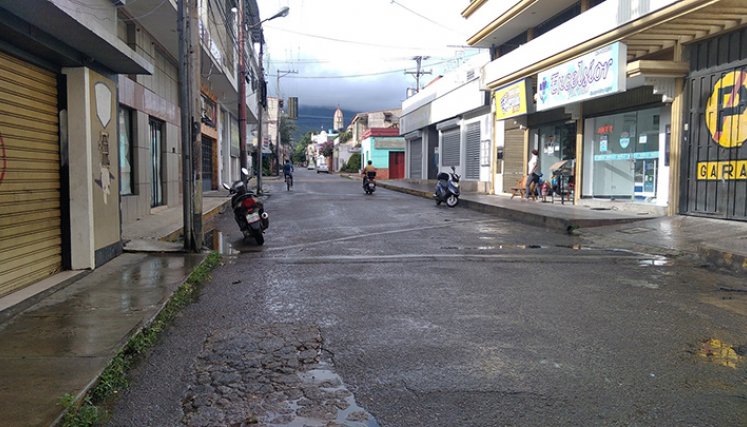 El número de vehículos que circula por las calles de San Antonio y Ureña ha disminuido drásticamente debido a la escasez de combustible.
