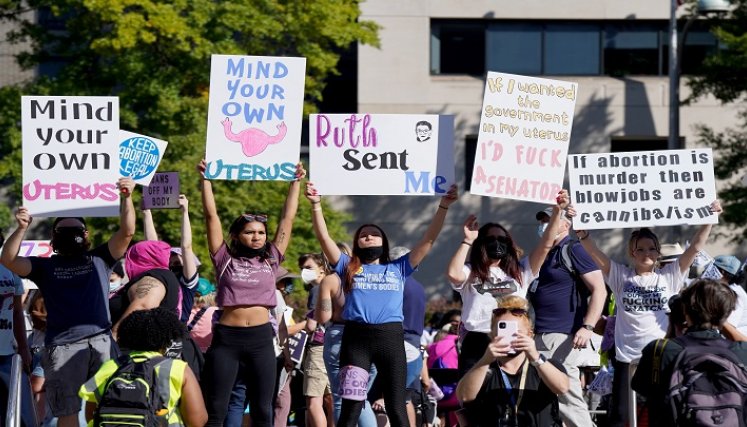 Las mujeres temen que podrían aprovechar la revisión de una ley restrictiva del estado de Misisipi para cambiar su jurisprudencia. / AFP