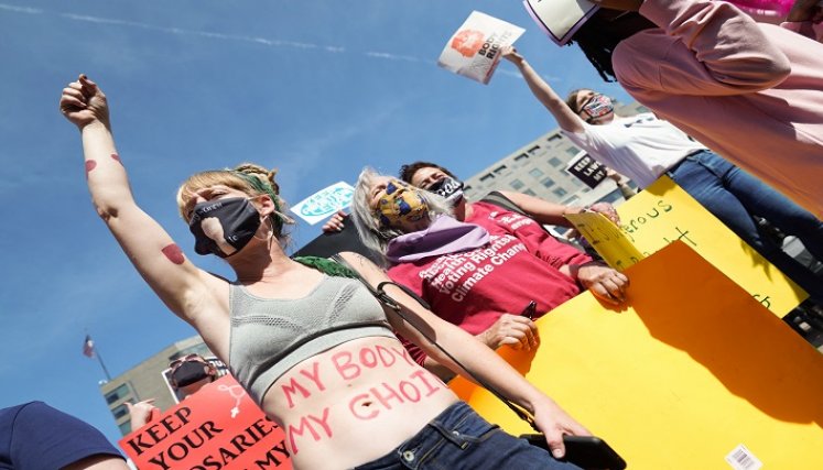 Si la Corte anula la sentencia del caso Roe vs Wade, todos los estados quedarían libres para prohibir o permitir los abortos.