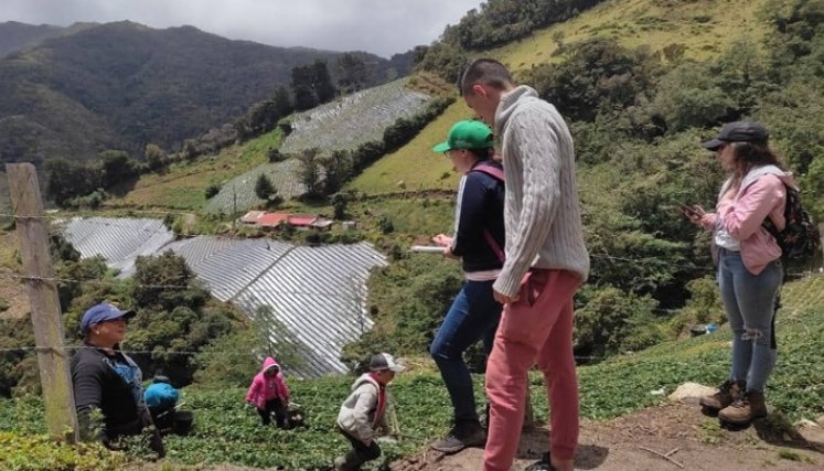 El equipo visita los predios aledaños a las zonas estratégicas. Foto: Cortesía/La Opinión. 
