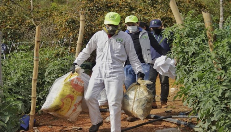 Los funcionarios recorren la zona rural para crear conciencia entre los campesinos de la región.