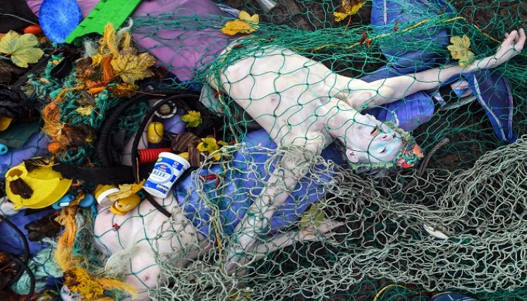 Activistas organizaron una protesta contra la pesca de arrastre en Glasgow, Escocia. / Foto: AFP 