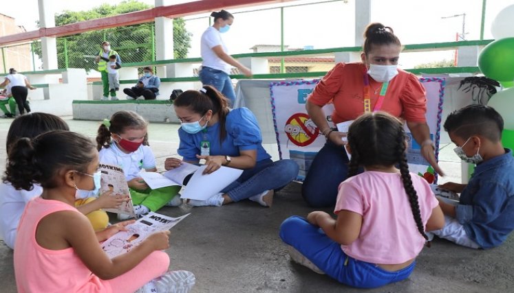 Niños y jóvenes son instruidos sobre los cuidados para evitar la propagación.