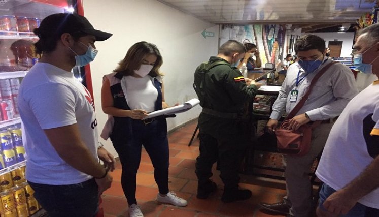 Durante los días sin IVA el Escuadrón Móvil Anti-COVID visita los establecimientos comerciales. Foto: Cortesía / La Opinión 