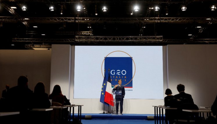 El presidente de Francia, Emmanuel Macron, se dirige a los representantes de los medios de comunicación en una conferencia de prensa en Roma, este domingo, durante la Cumbre del G20. / Foto: AFP