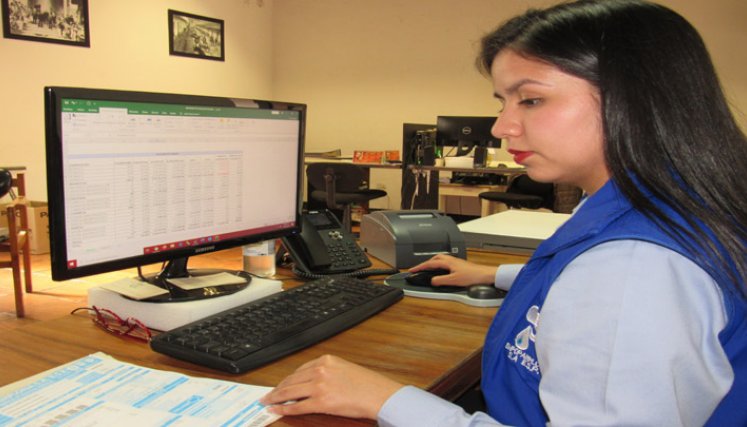 La jefe de Gestión Empresarial, Anyely Ruiz, invitó a los usuarios a ponerse al día con los pagos. Foto: Roberto Ospino/La Opinión. 