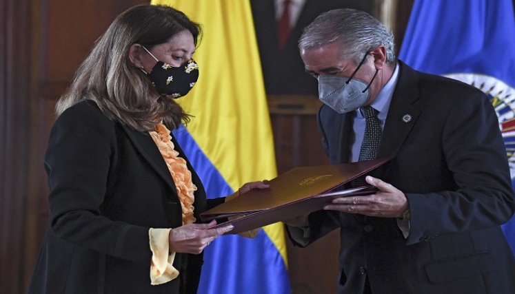 La vicepresidenta y canciller de Colombia, Marta Lucía Ramírez (izq.), Y el jefe de la Misión de la OEA de Apoyo al Proceso de Paz en Colombia, Roberto Menéndez. /AFP