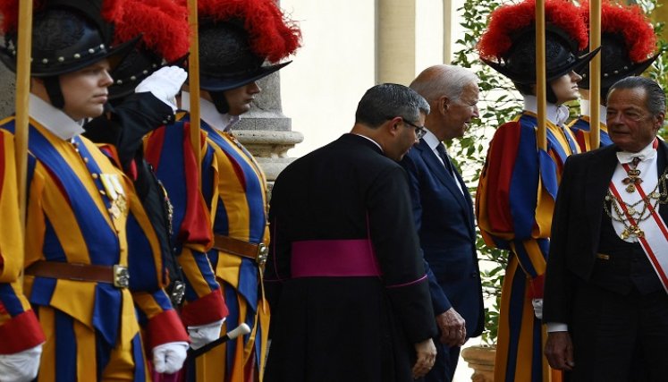 Biden, un ferviente católico, que  casi nunca falta a la misa dominical, sufre la dura ofensiva de un sector de la iglesia estadounidense. /AFP