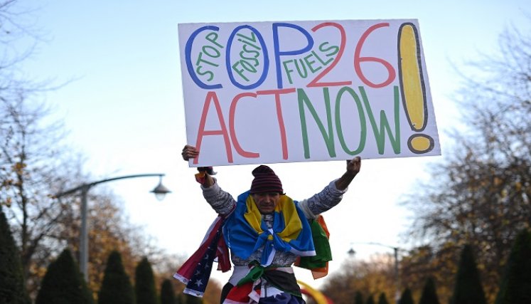 Grupos de peregrinación y artistas caminaron hasta Glasgow para crear conciencia sobre la crisis climática./AFP