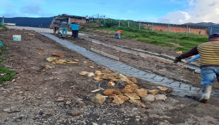 Las obras se hacen comunidad-gobierno. Foto: Roberto Ospino/La Opinión.