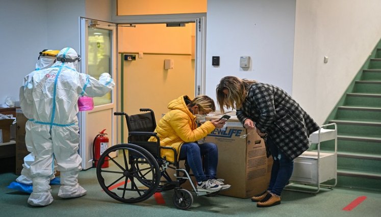 Lucia Draghici, de unos 50 años, reconoce su "gran miedo" a la vacuna a pesar de las "complicaciones" que soporta por el virus./ AFP
