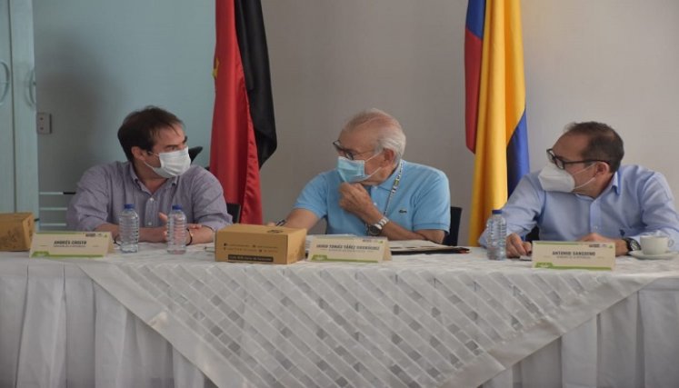 El alcalde Jairo Yáñez, en medio del senador Andrés Cristo y el senador Antonio Sanguino. / Foto: Cortesía / La Opinión 