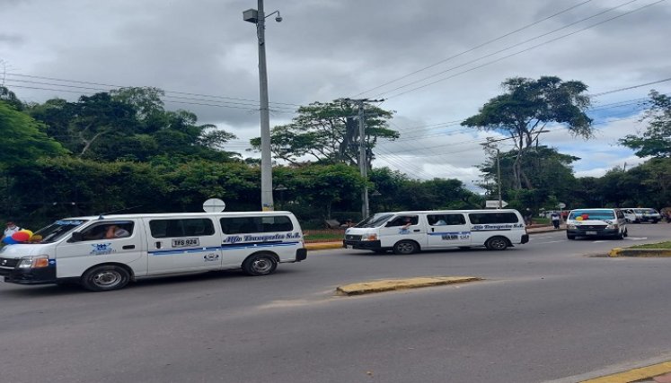 Únicamente podrán circular vehículos del servicio público de pasajeros.