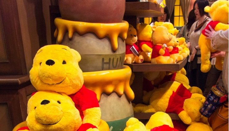 Winnie Pooh es un famoso oso de peluche.