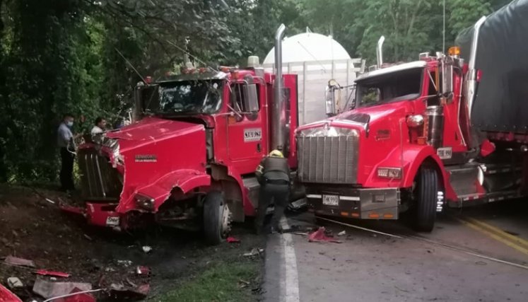La situación ha ocasionado largas filas de vehículos en ambas direcciones de la carretera.