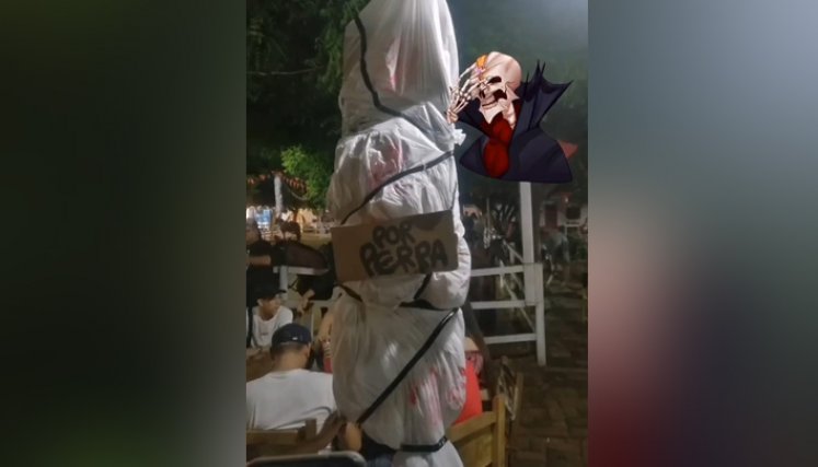 Este adorno fue visto en un local de Los Patios, este sábado, en la celebración de Halloween. / Foto: Twitter