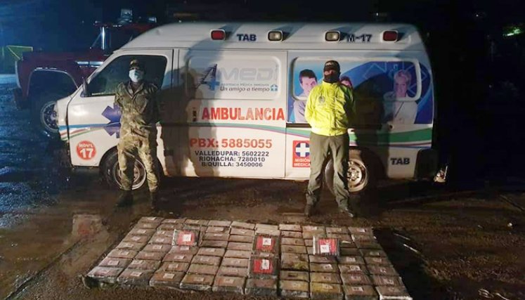 Los uniformados hallaron las panelas de droga camufladas. 