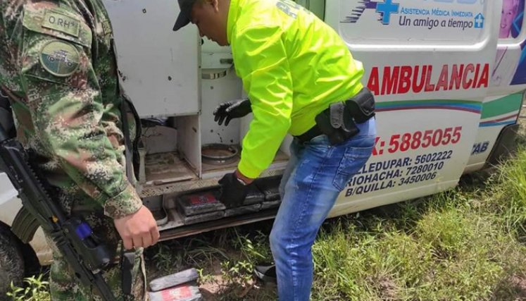 Los uniformados hallaron las panelas de droga camufladas. 