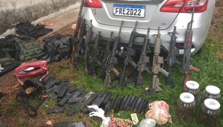 Una gran cantidad de armamento (armas largas, fusiles, granadas, munición...), chalecos antibalas y varios vehículos robados fueron decomisados. / Foto: Policía Militar de Brasil