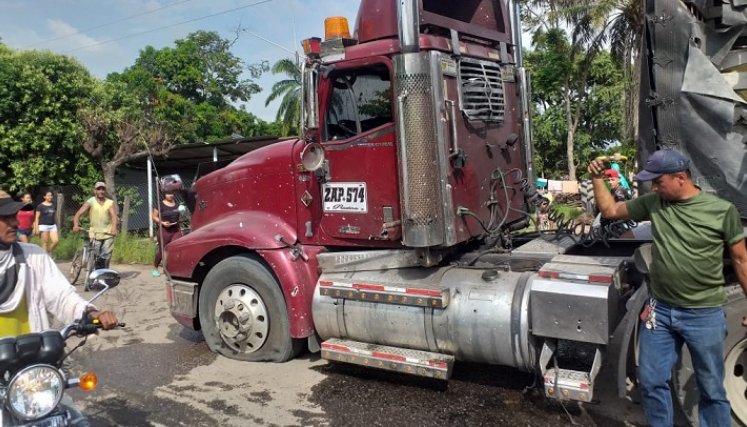 El conductor del vehículo solo resultó aturdido por la explosión.