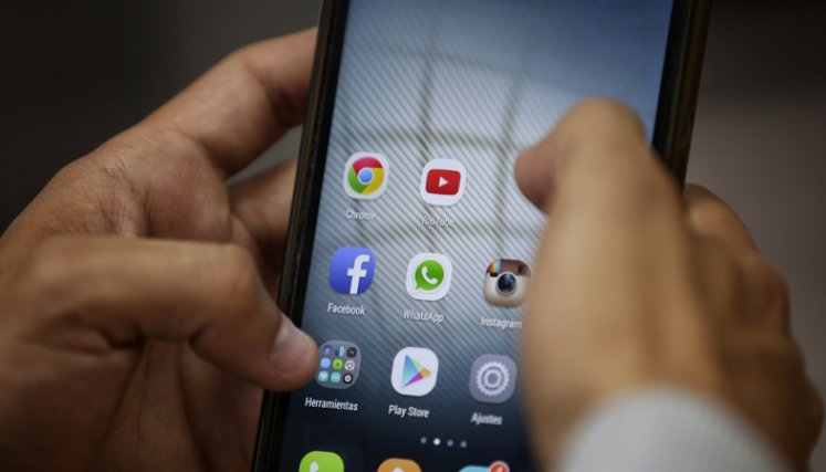 En Colombia aún hay una brecha enorme en cuanto al acceso a las últimas tecnologías. Recordemos los estudiantes que tuvieron que subirse a un árbol para conseguir señal y poder estudiar. / Foto: Colprensa