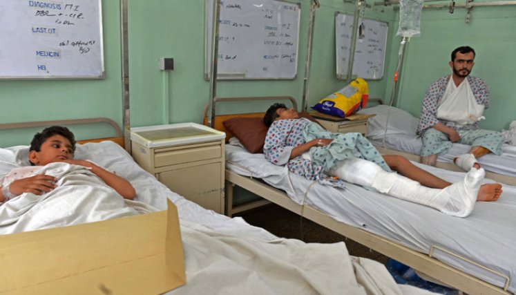 Las víctimas que resultaron heridas en un atentado suicida con bomba en una mezquita chií, descansan dentro de un hospital en Kandahar el 16 de octubre de 2021, un día después de que 41 personas murieron y decenas resultaron heridas en un atentado suicida con bomba reivindicado por el grupo Estado Islámico. / Foto: AFP