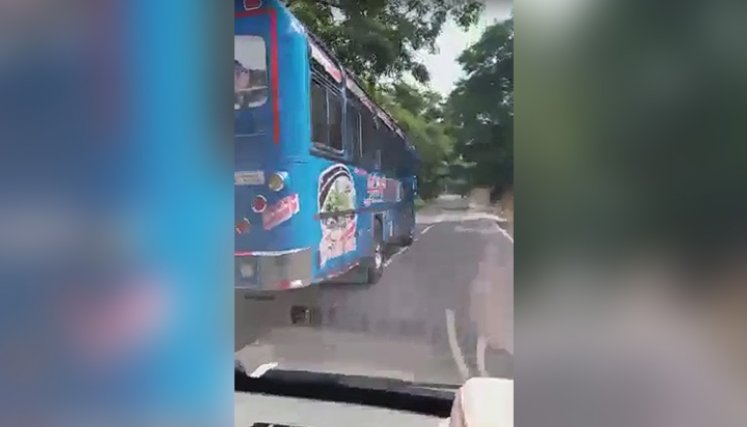 El conductor de un bus de la empresa Extra Rápido Los Motilones “de manera irresponsable e intimidante en varias ocasiones se cruzó de carril cerrando el paso” a una buseta.