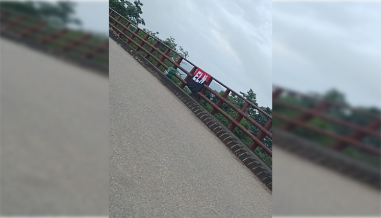 Los conductores prefieren arriesgar su vida, transitando por el puente.