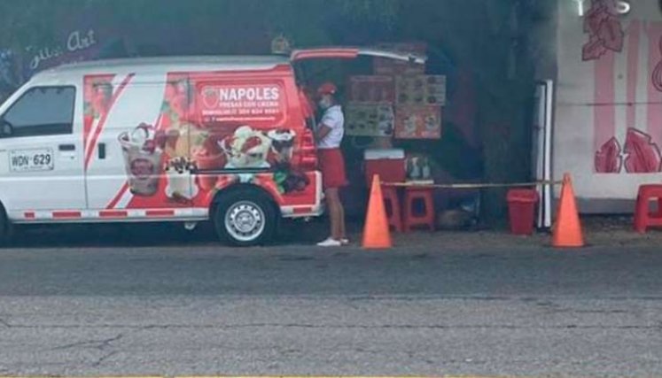 Esta venta de fresas no podrá seguir funcionando en la vía al club Tennis./Foto Jorge Gutiérrez