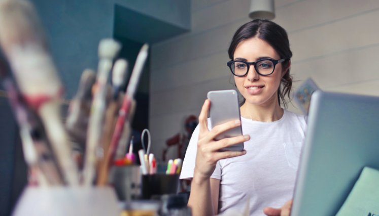 Los millennials son las personas, en una definición general, que nacieron a partir del año de 1980 y que como característica principal muestran que son digitales, hiperconectados, tienen fuertes valores éticos y sociales. 