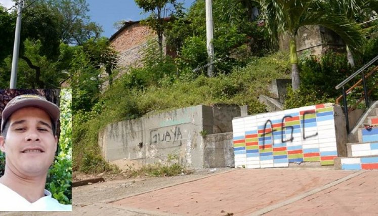 Los grafitis fueron pintados, la semana pasada, iniciando las escaleras.