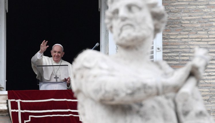 En su tradicional oración dominical del Ángelus, en la plaza de San Pedro, el papa lamentó la violencia en cárcel de Ecuador. / Foto: AFP