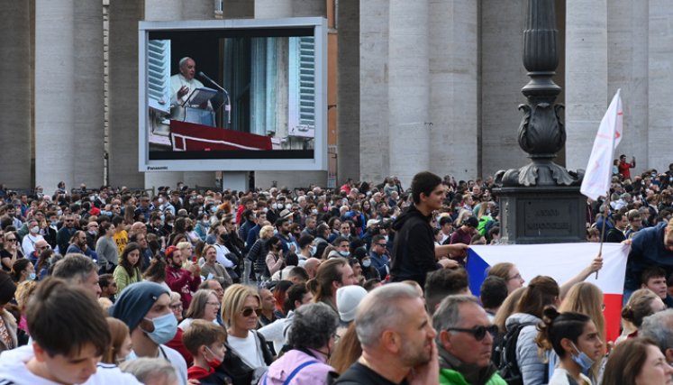 En su tradicional rezo del Ángelus, el papa Francisco pidió orar para que los gritos de la Tierra y de los pobres sean escuchados. / Foto: AFP