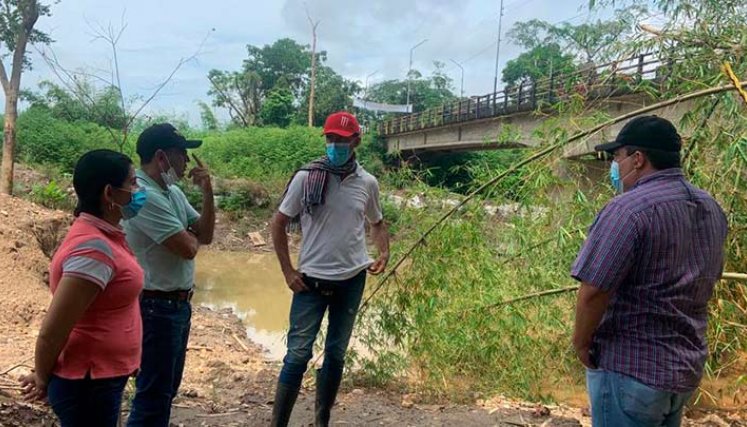 una comisión técnica evaluó ayer los daños en el puente./Foto cortesía