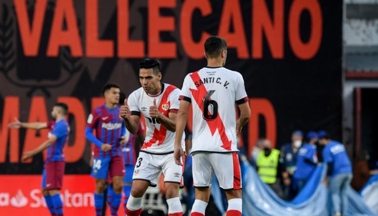 Falcao fue asistido por Oscar Trejo y a la hora de adentrarse al área, enganchó dejando en el camino a Piqué para posteriormente definirle com izquierda al alemán Ter Stegen. / Foto: AFP
