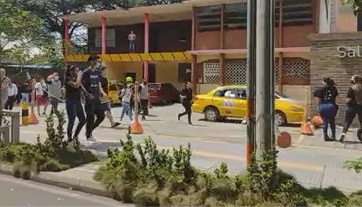 Según testigos, lo que presuntamente comenzó como un intento de atraco en un local comercial esta zona de Cúcuta terminó en un intercambio de disparos.