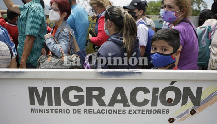 Los estudiantes y adultos mayores fueron los primeros en atravesar hacía Venezuela.