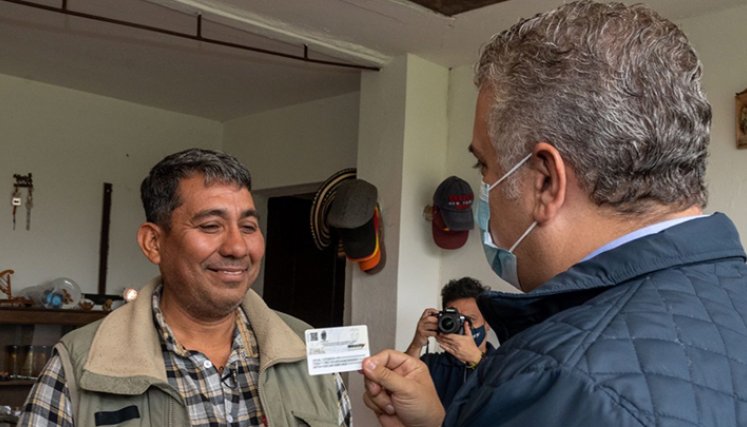 Duque entregó personalmente la primera tarjeta del Estatuto de Protección Temporal