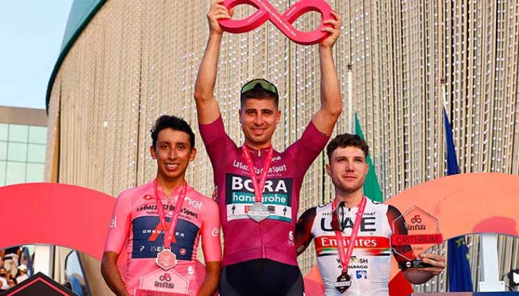 Egan Bernal (izquierda), fue segundo en la prueba ciclística de Dubái.