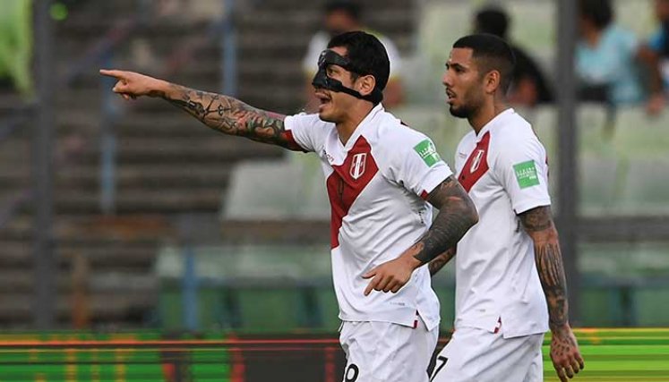 Gianluca Lapadula(de máscara), fue artífice en el triunfo de Perú ante Venezuela.