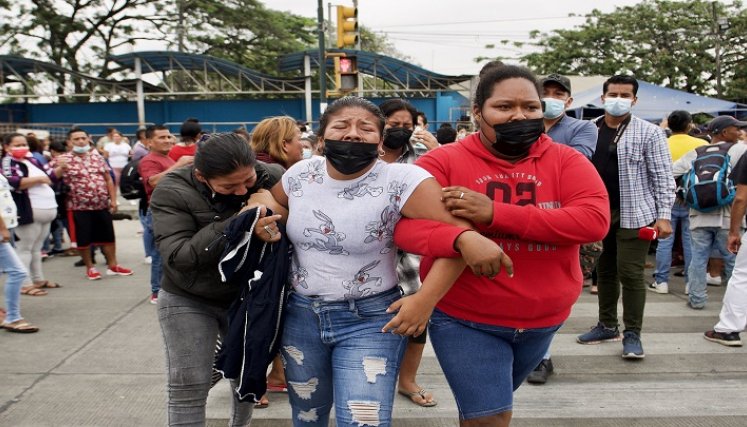 El gobierno de Ecuador calificó de “barbarie” los hechos sangrientos. Familiares de los reclusos lloraron al conocer la noticia./ Foto: AFP