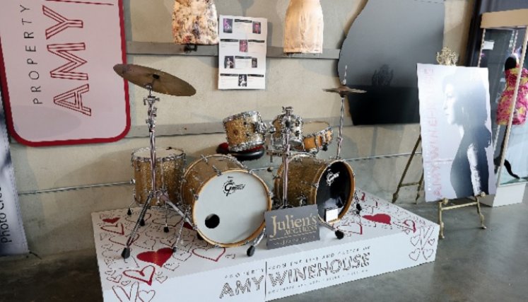 Vestidos y pertenencias de Amy Winehouse serán subastados 