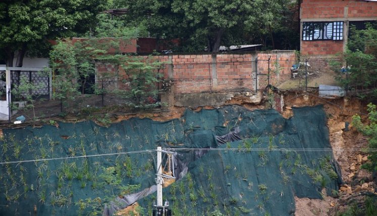 Comunidad asegura que el terreno es arcilloso, por lo que allí nunca se debió construir el conjunto residencial./ Foto: Pablo Castillo / La Opinión 