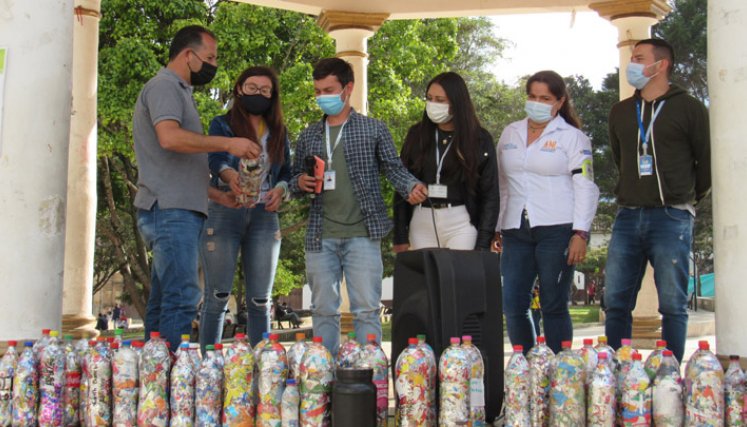 En el parque se recolectaron las primeras botellas llenas con plásticos reciclables. Foto: Roberto Ospino/La Opinión.