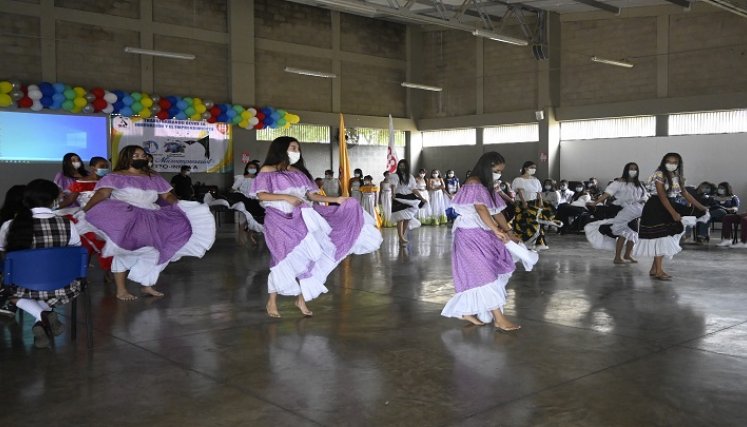 Los estudiantes participaron de diferentes actividades folclóricas. / Foto: Jorge Gutiérrez / La Opinión 