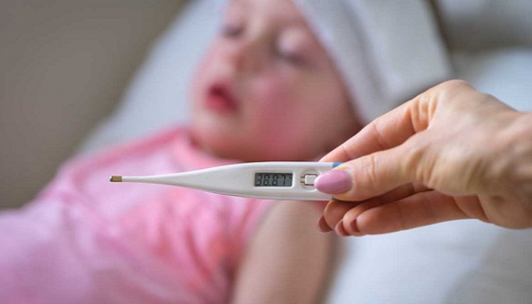 la fiebre elevada puede estar presente durante los primeros cinco o siete días
