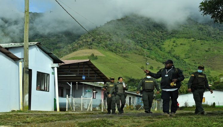 Policías patrullan un Espacio Territorial de Capacitación y Reincorporación (ETCR) en Dabeiba, departamento de Antioquia, Colombia, previo al quinto aniversario del Acuerdo de Paz./ AFP
