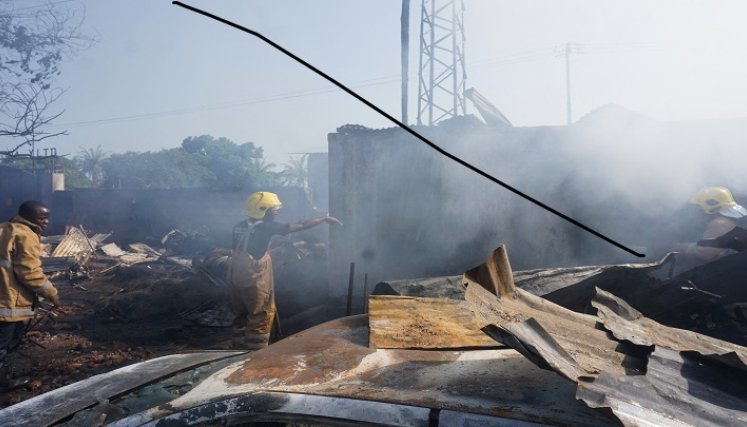 el presidente del país, Julius Maada Bio, se dijo profundamente "conmovido por este trágico incendio y las horribles pérdidas de vidas humanas"./AFP